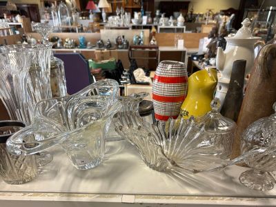 de nombreux objets en verre posés sur une table dans un magasin