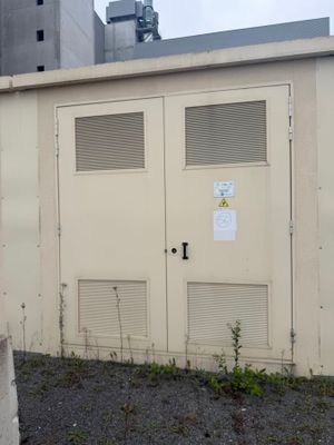un bâtiment blanc avec deux portes et une enseigne dessus