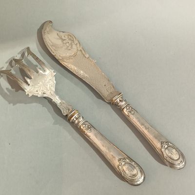 deux fourchettes et une cuillère posées sur une table