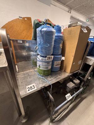 un chariot chargé de nombreux objets dans une pièce