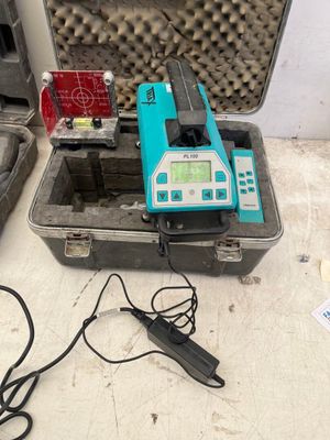 un niveau laser de canalisation marque triax modele PL100 s …