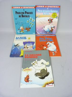 quatre livres pour enfants sont alignés sur une surface blanche