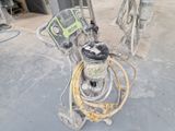 une machine qui se trouve au milieu de la pièce
