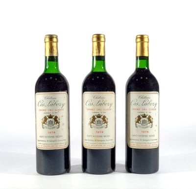 trois bouteilles de vin posées les unes à côté des autres sur une surface blanche