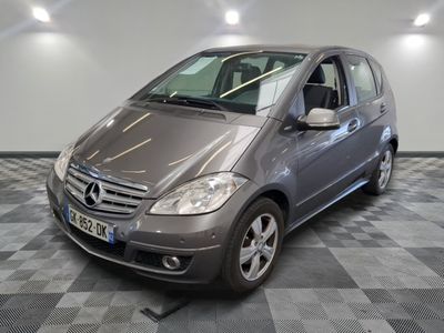 une photo d'une Mercedes Classe B grise garée dans un garage