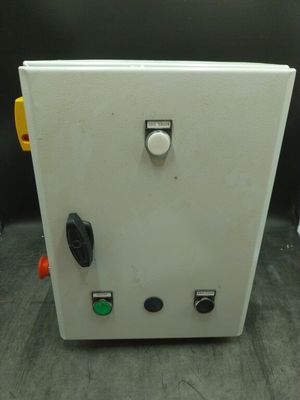 une image représentant un appareil électrique blanc posé sur une table