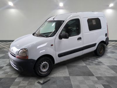 la photo d'une camionnette blanche garée sur un sol en damier