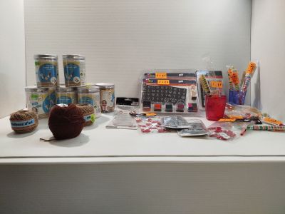 une photo d'un bureau sur lequel se trouvent un clavier, une tasse de café et divers objets