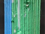 une photo montrant un tas de pailles vertes et bleues posées sur une étagère