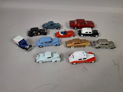 un grand nombre de petites voitures posées sur une table