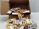 une boîte en carton remplie d'une multitude de boutons de toutes sortes