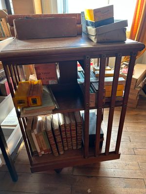 une petite table sur laquelle sont posés des livres, dans une pièce