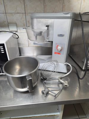 un batteur et un mixeur posés sur le plan de travail de la cuisine