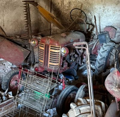 un tas de bric-à-brac dans une pièce sale où s'entassent de nombreux outils
