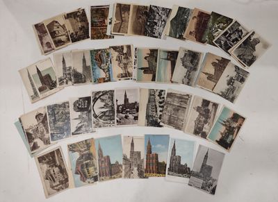 un grand nombre de cartes postales anciennes qui se trouvent sur la table