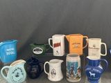 de nombreux types de tasses à café sur la table