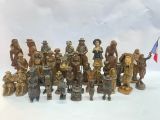 un grand nombre de figurines posées sur une table