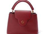 un sac à main rouge sur fond blanc