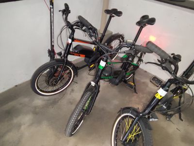 trois vélos garés dans un garage