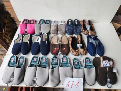 Lot composé de 15 paires de chaussons regroupant une variété…