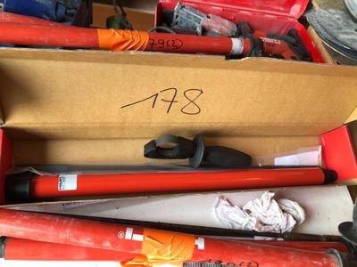une boîte pleine d'outils posée sur une table