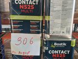 Deux pots de peinture sont empilés l'un sur l'autre dans un magasin.