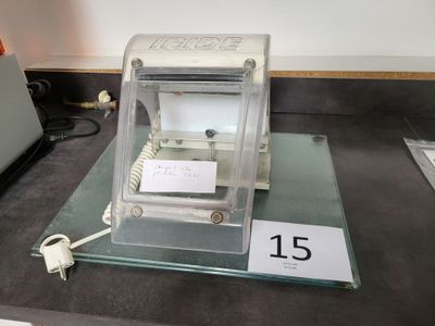 une vitrine en verre sur laquelle est posé un téléphone