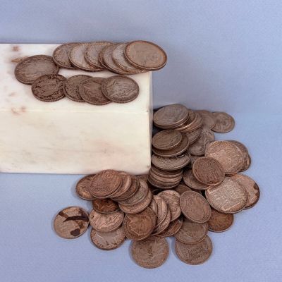 un morceau de savon posé sur une pile de pièces de monnaie