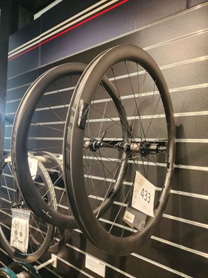 de nombreux modèles de vélos exposés dans un magasin