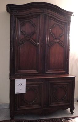 un grand meuble en bois avec de nombreux tiroirs