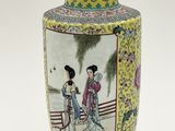 un vase avec un tableau posé sur une table