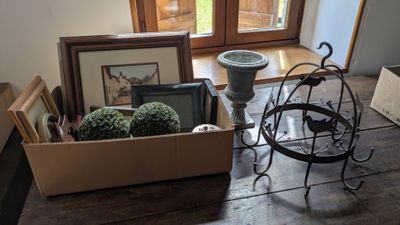 une boîte remplie d'objets posée sur une table devant une fenêtre