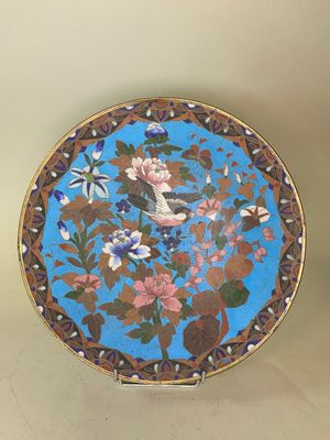 Japon, début XXe siècle Plat en émaux cloisonnés sur cuivre,…