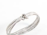 un gros plan d'un bracelet en argent orné d'un serpent