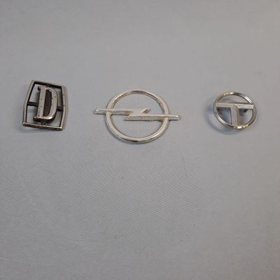 Insigne comprenant 2 en plastique DATSUN et TALBOT et un en …