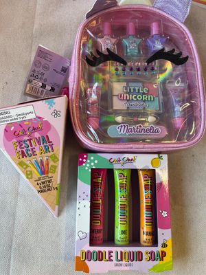 un sac rose orné d'une licorne, à côté d'une boîte de brosses à dents et d'une brosse à dents