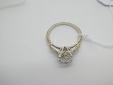 gros plan d'une bague en diamant sur une surface blanche