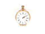 une montre de poche en or avec des chiffres romains sur le cadran