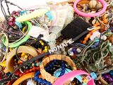 une pile de bijoux assortis sur une table