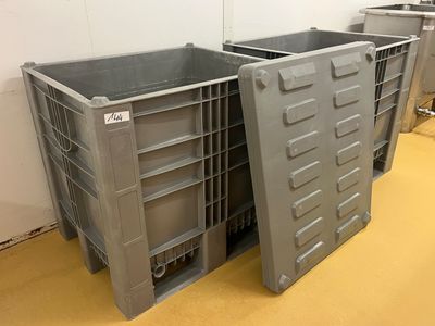 deux bacs en plastique posés l'un à côté de l'autre sur le sol