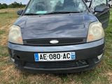 La voiture est garée sur l'herbe, dans le champ.