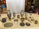 une table sur laquelle sont posés de nombreux objets anciens