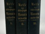 trois livres noirs empilés les uns sur les autres sur une surface blanche