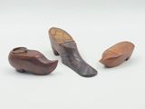 trois sabots sont alignés les uns à côté des autres sur une surface blanche
