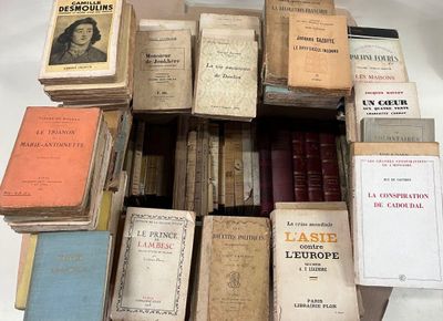 un grand nombre de vieux livres empilés les uns sur les autres