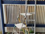 deux échelles appuyées contre un mur