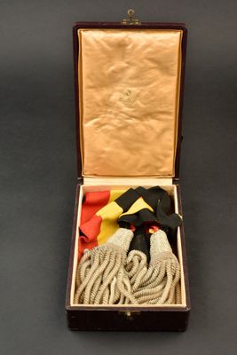 une boîte en bois contenant une corde et d'autres objets