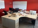 un bureau sur lequel se trouvent deux ordinateurs, dans un bureau