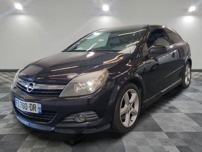 une photo d'une Opel noire garée dans un garage