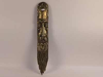 une image représentant une statue en bronze d'un homme à la longue barbe